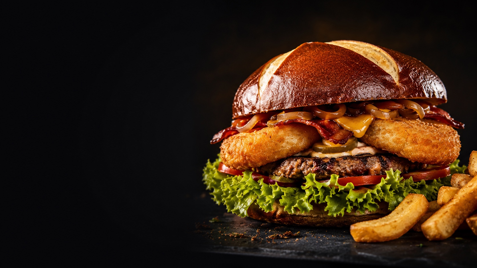 Burger mit Laugenbun, Rösti, Bacon, Cheddar, Salat und Fries